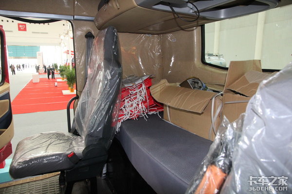 你知道重汽也有长头车吗? 名字叫威泺 10年前就配备了橡胶悬架