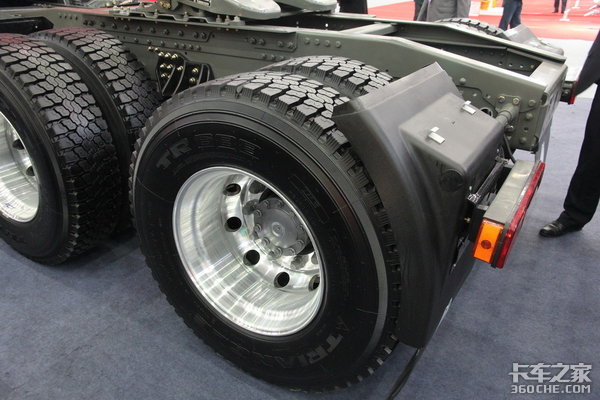 你知道重汽也有长头车吗? 名字叫威泺 10年前就配备了橡胶悬架