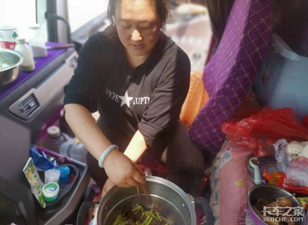 孩子考上研究生 开卡车夫妻俩“再苦再累都很有干劲!”