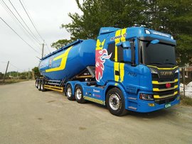 人文情怀加持 这位宝岛台湾车主的粉粒罐体也的很“斯堪尼亚”