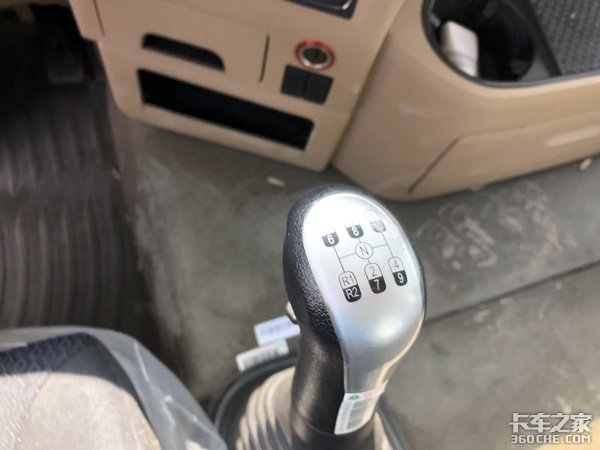 中国重汽HOWO TX系列国六8x4搅拌车