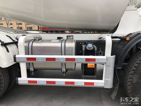 中国重汽HOWO TX系列国六8x4搅拌车