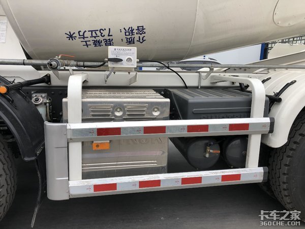 中国重汽HOWO TX系列国六8x4搅拌车