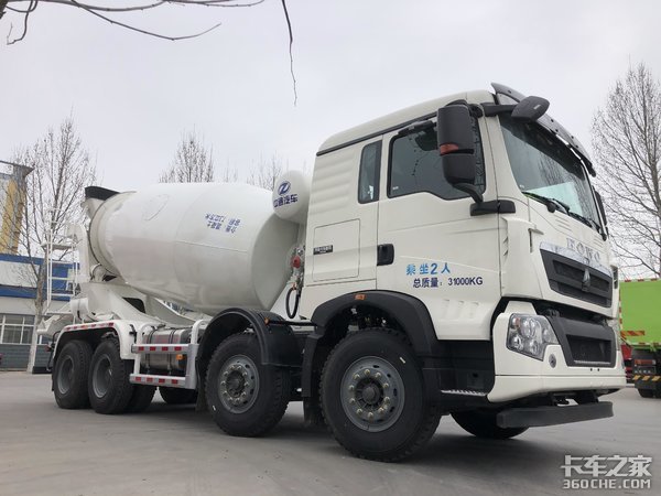 中国重汽HOWO TX系列国六8x4搅拌车