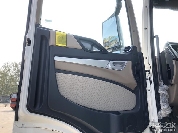 中国重汽HOWO TX系列国六8x4搅拌车