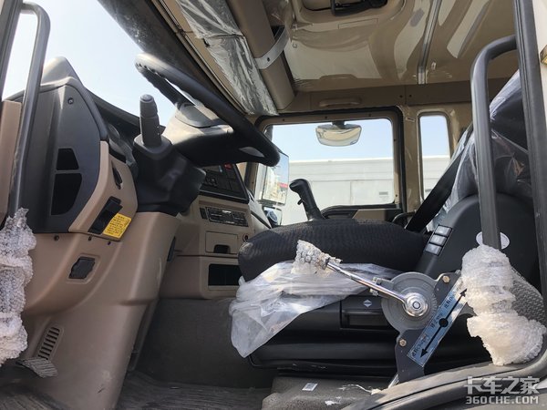 中国重汽HOWO TX系列国六8x4搅拌车