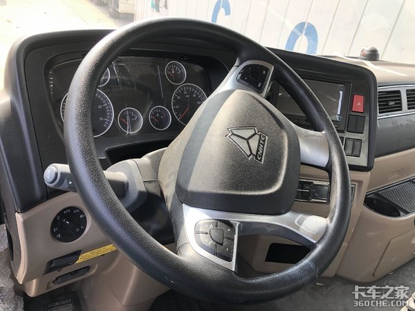 中国重汽HOWO TX系列国六8x4搅拌车