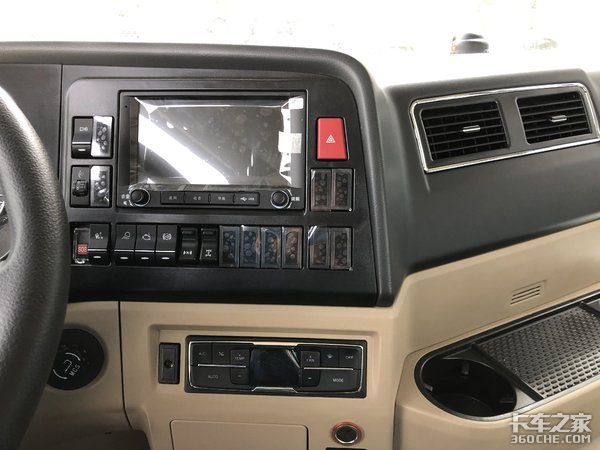 中国重汽HOWO TX系列国六8x4搅拌车