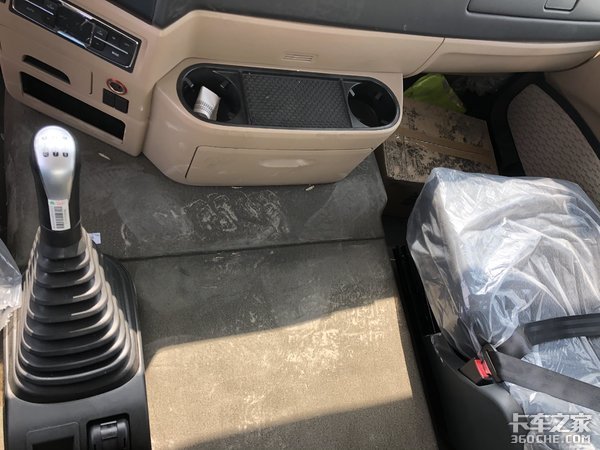 中国重汽HOWO TX系列国六8x4搅拌车