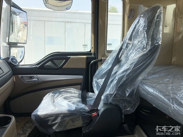 中国重汽HOWO TX系列国六8x4搅拌车