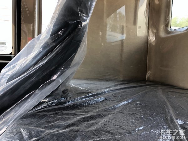 中国重汽HOWO TX系列国六8x4搅拌车