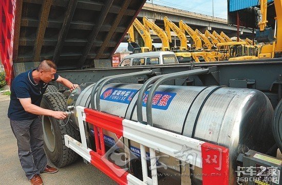 限速60改烧天然气 昆明试点新型渣土车