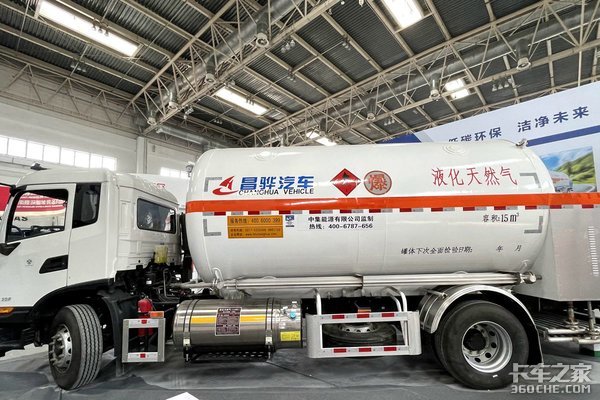 天锦侧置气瓶LNG车6米8 220马力七升机