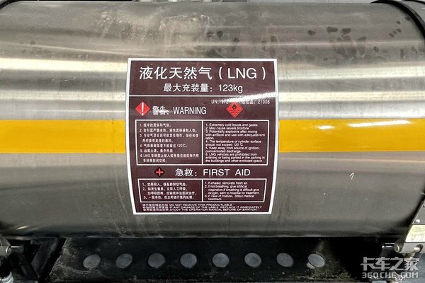 天锦侧置气瓶LNG车6米8 220马力七升机