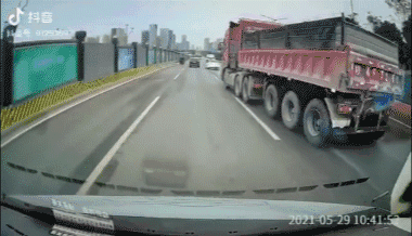 货车制动失灵冲入十字路口 该如何避险?