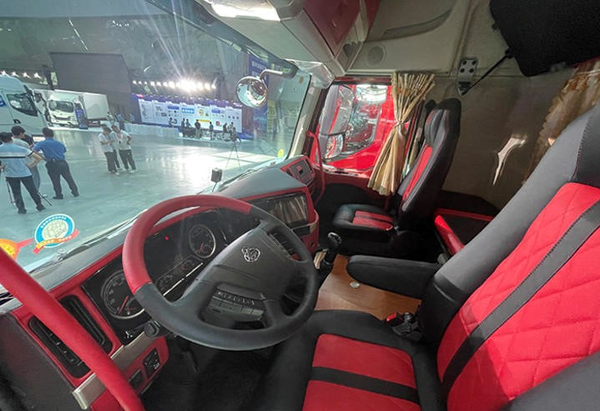 270大马力+订制内饰!国六版乘龙H5绿通载货车全面解析