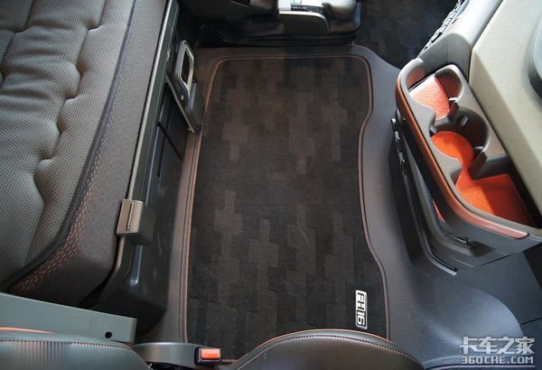 沃尔沃FH16舒适性升级 带专属软质地毯、卧铺宽度超一米
