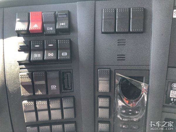 干线零担普货专用车型 HOWO T7H 460 8x4载货车