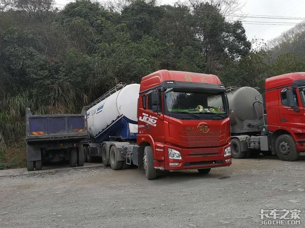 散装水泥运输：当红小生解放JH6质惠版自重更轻