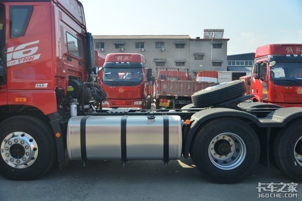 散装水泥运输：当红小生解放JH6质惠版自重更轻