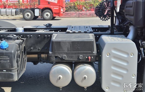 散装水泥运输：当红小生解放JH6质惠版自重更轻