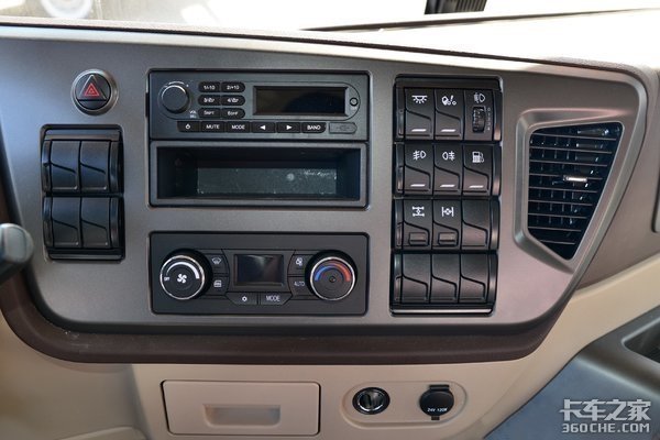 散装水泥运输：当红小生解放JH6质惠版自重更轻