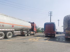 服务区车位被占 危险品半夜没地方停车怎么办?