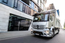 量产梅赛德斯-奔驰eActros纯电动卡车首秀 推动运输业向碳中和转型