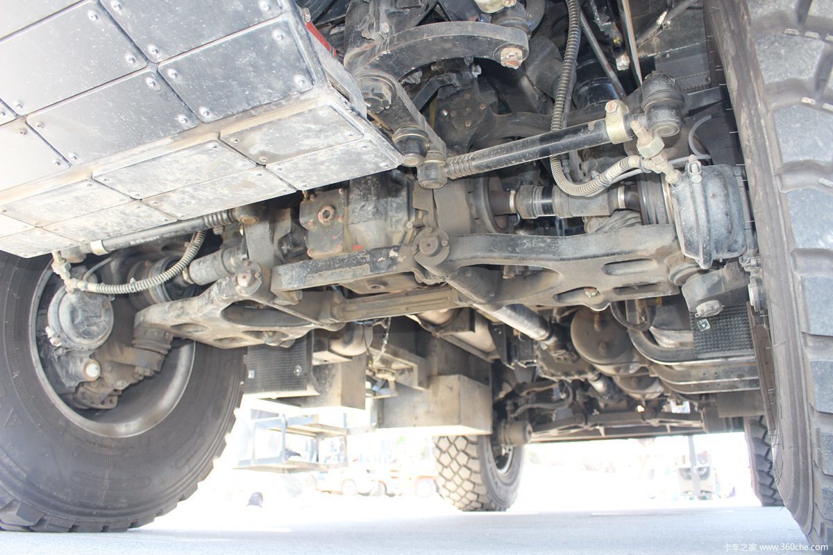 c本能开的蓝牌重卡底盘 四驱越野真给力 文章图片