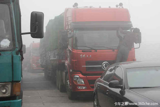 雾霾天气能见度下降雾天行车慢字当头 安全驾驶8点注意事项