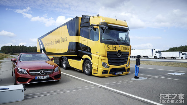 舒适、安全再升级 奔驰发布全新ACTROS-L系列车型