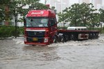 卡车非游艇 暴雨行车 辨别正确涉水深度