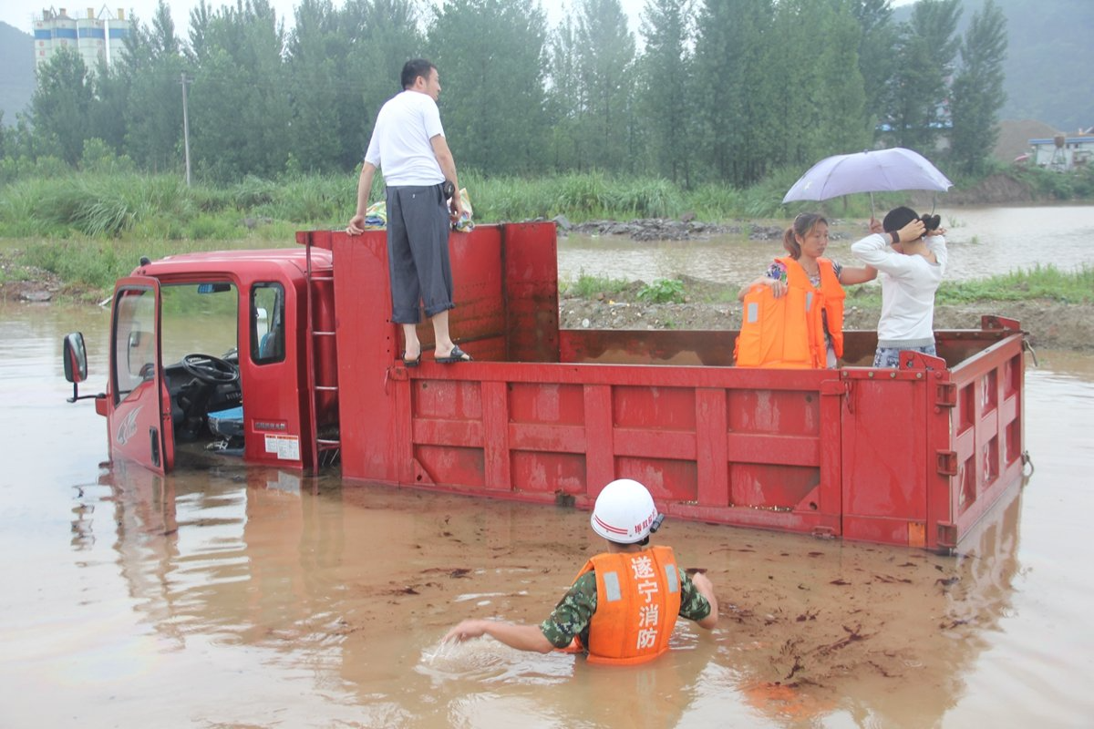 暴雨致河水猛涨，镇坪一辆汽车被洪水冲走！
