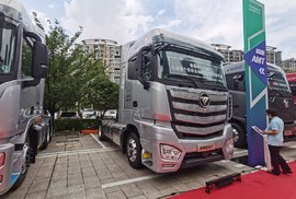 轴距达到4.2 欧曼专为快递打造 竟然还用315/60的轮胎 4X2配580马力