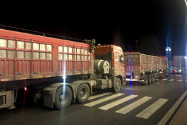 拼运费 抢运单 超大载 人人羡慕的卡车司机 怎么就内卷这现在这个模样