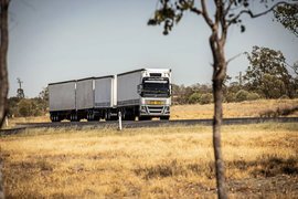 年收入50万起！ 澳洲开公路“火车”是什么体验？ 让人羡慕不已