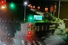 ���أ���ɳ���෭�½γ���һ����������