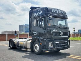 潍柴15L燃气机配备侧置双气瓶 4x2的德龙X5000牵引车亮相工信部