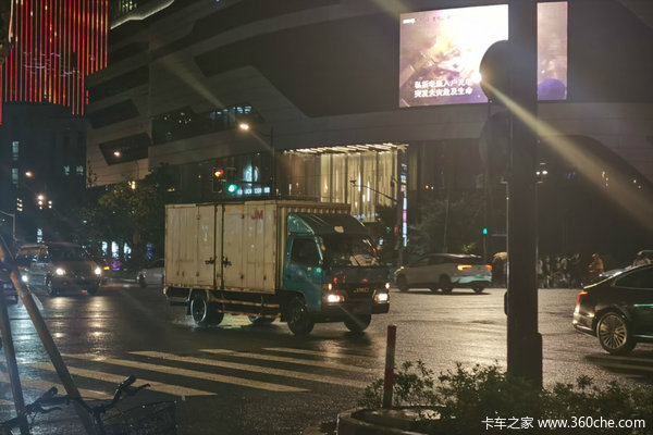 卡车晚报：汕德卡新车为何能卖200多万？