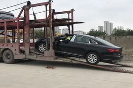 蹭坏车顶赔了2万9 职业司机底薪9千 开轿运车倒短是啥体验