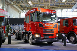 16升V8动力 斯堪尼亚R650能装10个人 后排却简单的只能打地铺?