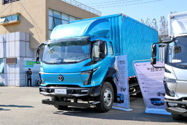 售价14-18万 合规拉7-11吨 5米2也有1米宽大卧铺 飞碟W7中卡科幻依旧