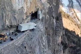 不走寻常路是导航惹祸？货车开进盘山公路进退两难