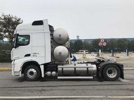专为快递运输打造 4气瓶的4X2牵引车你见过吗？