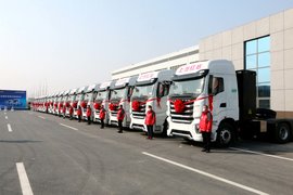 杰狮新能源牵引车交车 助力临沂绿色转型