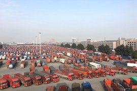 "前小后大"是什么造型? 蓝牌自卸单胎设计出新招 825轮胎合规吗?