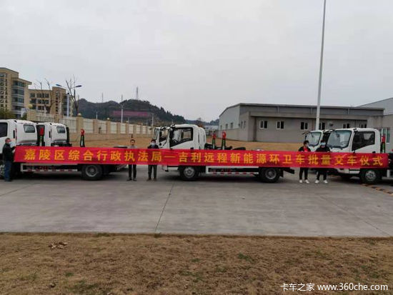 远程增程勾臂车批量交付携手南充打造城市环卫绿色运输新生态