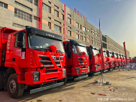 工程之王助力一带一路城市建设 100辆上汽红岩自卸车在新疆喀什交付