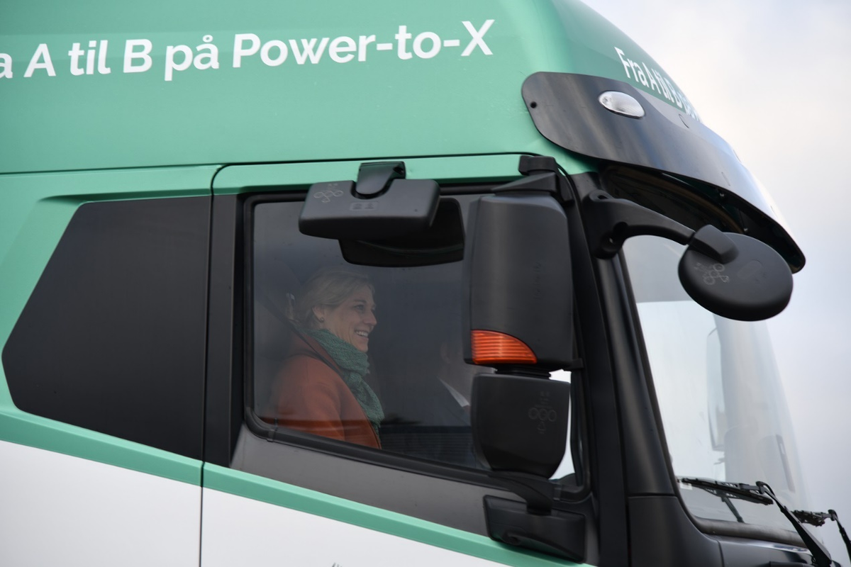 丹麦交通部长试乘吉利远程重卡 甲醇技术助力欧洲低碳发展