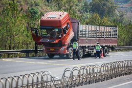 明明有紧急停车带！ 为何依旧被罚款200元？这个标志能停吗？